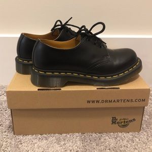 Dr. Martens Women's 1461 Leather Oxford Shoe 6
